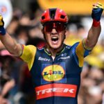 Tour de Francia: Mads Pedersen vence a Jasper Philipsen y gana la etapa 8 estropeada por un accidente