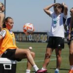 La delantera galesa Kayleigh Green hace malabarismos con el balón durante un entrenamiento en EE.UU.