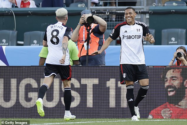 Carlos Vinicius celebra su triunfo cuando Fulham venció a Brentford 3-2 en el choque de pretemporada