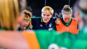 Vera Pauw con sus jugadores de la República de Irlanda