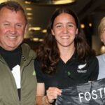 Michaela Foster (centro) posa con sus padres, el entrenador de los All Blacks Ian Foster (izquierda) y Leigh Foster durante el anuncio del equipo de la Copa Mundial Femenina de Nueva Zelanda en Eden Park.