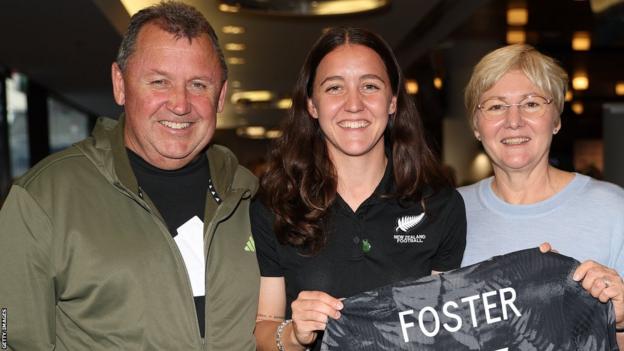 Michaela Foster (centro) posa con sus padres, el entrenador de los All Blacks Ian Foster (izquierda) y Leigh Foster durante el anuncio del equipo de la Copa Mundial Femenina de Nueva Zelanda en Eden Park.