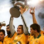 Tim Cahill sostiene en alto la Copa Asiática tras la victoria de Australia en 2015