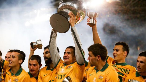 Tim Cahill sostiene en alto la Copa Asiática tras la victoria de Australia en 2015