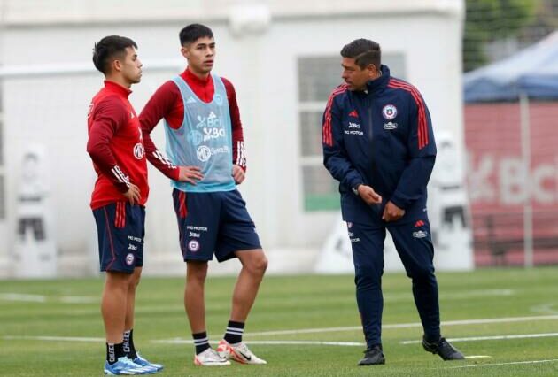 Nuevo jefe: Córdova dirigió su primera practica como DT de la 'Roja'