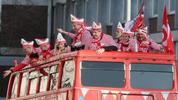 1. FC Colonia | Karneval: Este FC-Profis desde beim Rosenmontagszug dabei