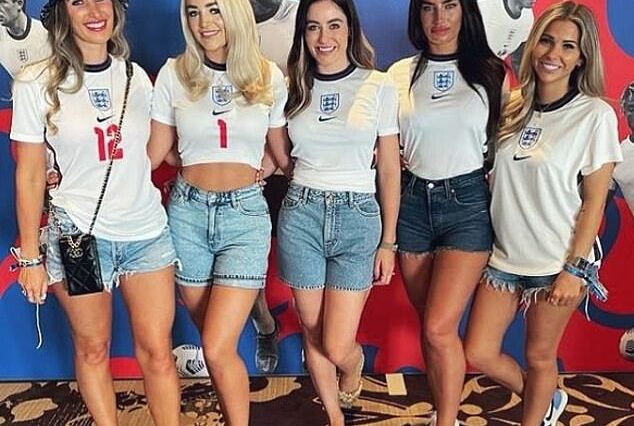 Se ha advertido a la WAGS de Inglaterra que no muestre joyas en las redes sociales.  En la foto de izquierda a derecha: Charlotte Trippier, Megan Pickford, Fern Maguire, Annie Kilner y Anouska Santos.
