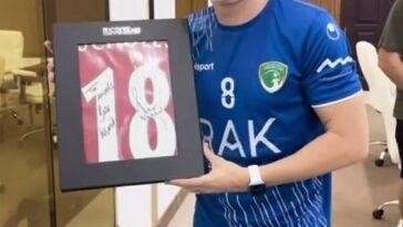 Andrés Iniesta muestra en su Instagram la camiseta firmada que recibió de Paul Scholes