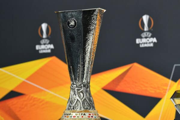 NYON, SUIZA - Lunes, 14 de diciembre de 2020: El trofeo de la Copa de la UEFA en exhibición durante el sorteo de la Ronda de 32 de la UEFA Europa League 2020/21 en la sede de la UEFA, la Casa del Fútbol Europeo.  (Fotografía/UEFA)