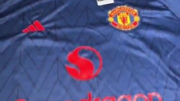La camiseta visitante del United presenta un diseño azul
