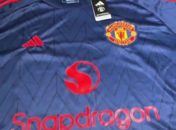 La camiseta visitante del United presenta un diseño azul