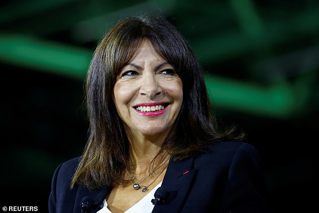 El grupo de seguidores del PSG, Collectif Ultras Paris, ha pedido la dimisión de la alcaldesa de París, Anne Hidalgo (en la foto de arriba), tras