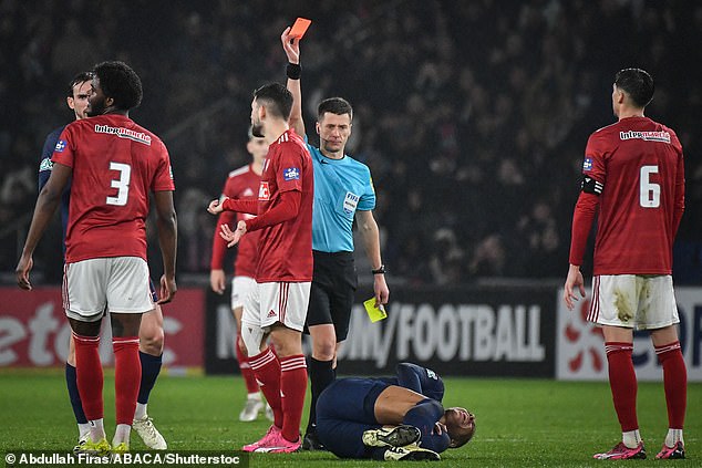 Kylian Mbappé fue derribado por un impactante desafío en la victoria del PSG por 3-1 en la Copa de Francia el miércoles.