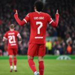 El centrocampista colombiano #07 del Liverpool, Luis Díaz, celebra después de marcar el primer gol del partido de fútbol de la fase de grupos de la UEFA Europa League entre el Liverpool y el Linzer ASK en Anfield, Liverpool, al noroeste de Inglaterra.