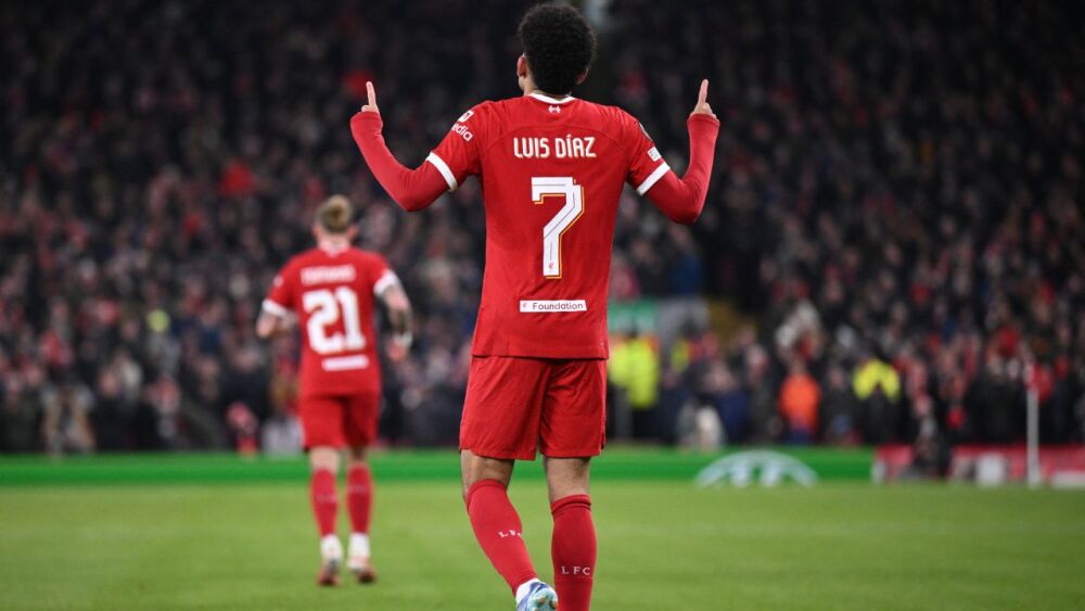 El centrocampista colombiano #07 del Liverpool, Luis Díaz, celebra después de marcar el primer gol del partido de fútbol de la fase de grupos de la UEFA Europa League entre el Liverpool y el Linzer ASK en Anfield, Liverpool, al noroeste de Inglaterra.