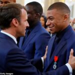 Kylian Mbappé (derecha) será invitado del presidente francés Emmanuel Macron (izquierda) el martes