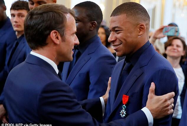 Kylian Mbappé (derecha) será invitado del presidente francés Emmanuel Macron (izquierda) el martes