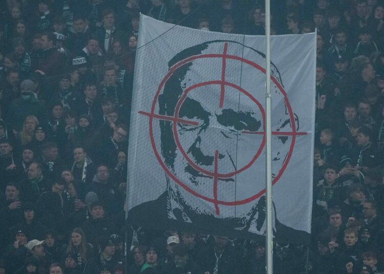 Protesta de aficionados en el partido entre HSV y Hannover 96 – Comentario