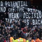 Una pancarta de protesta de los fanáticos del Crystal Palace que dice "Potencial desperdiciado dentro y fuera de la cancha.  Decisiones débiles que nos llevan hacia atrás".