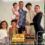 Cristiano Ronaldo cumplió 39 años la semana pasada y celebró la ocasión con una fotografía familiar con su pareja Georgina Rodríguez, cuatro de sus cinco hijos y unas suntuosas tartas de cumpleaños.