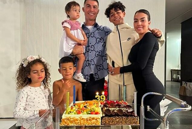 Cristiano Ronaldo cumplió 39 años la semana pasada y celebró la ocasión con una fotografía familiar con su pareja Georgina Rodríguez, cuatro de sus cinco hijos y unas suntuosas tartas de cumpleaños.
