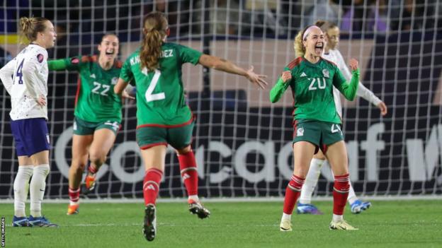 Mayra Pelayo de México celebra el gol durante el tiempo de descuento del segundo tiempo