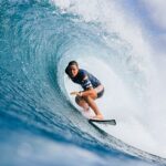 La dos veces campeona mundial de surf Tyler Wright (en la foto compitiendo en el Pipeline de Hawaii) irá a los Juegos Olímpicos de París a finales de este año con siete tornillos en la cabeza.
