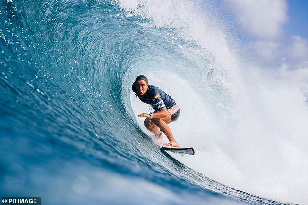 La dos veces campeona mundial de surf Tyler Wright (en la foto compitiendo en el Pipeline de Hawaii) irá a los Juegos Olímpicos de París a finales de este año con siete tornillos en la cabeza.