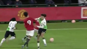 Un jugador de la academia del Liverpool, de 17 años, que golpeó y codazó a su homólogo del Manchester United durante un partido recibió una suspensión de tres juegos por parte de la FA después de admitir un cargo disciplinario.