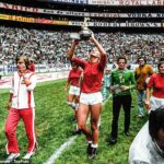 Lis lene Nielsen con el trofeo tras el partido final contra México en el Mundial de Fútbol Femenino de México 1971