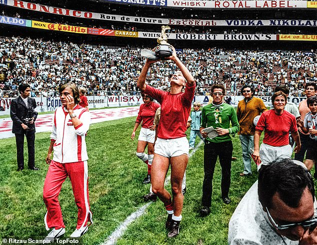 Lis lene Nielsen con el trofeo tras el partido final contra México en el Mundial de Fútbol Femenino de México 1971