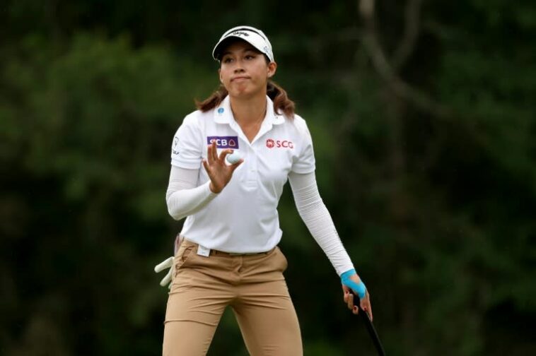 Atthaya Thitikul de Tailandia reacciona en el séptimo green de la tercera ronda del Campeonato Chevron de la LPGA en Carlton Woods en The Woodlands, Texas (Gregory Shamus)