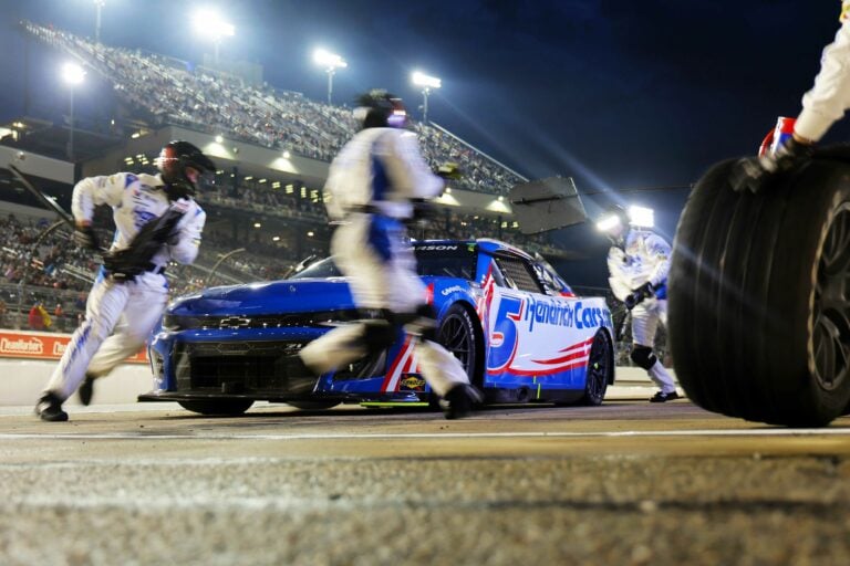 Bubba Wallace y Kyle Larson conversan después de Richmond (Video)