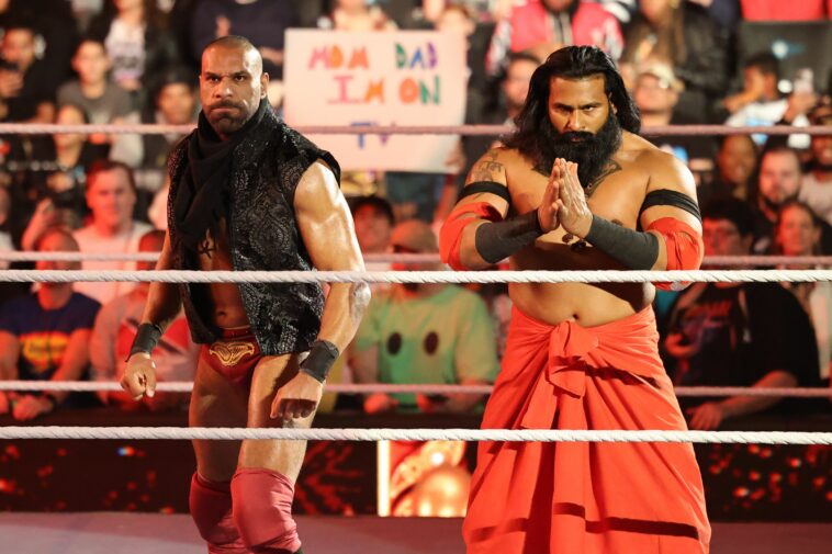 Jinder Mahal, izquierda, y Veer Mahaan han sido cortados por la WWE