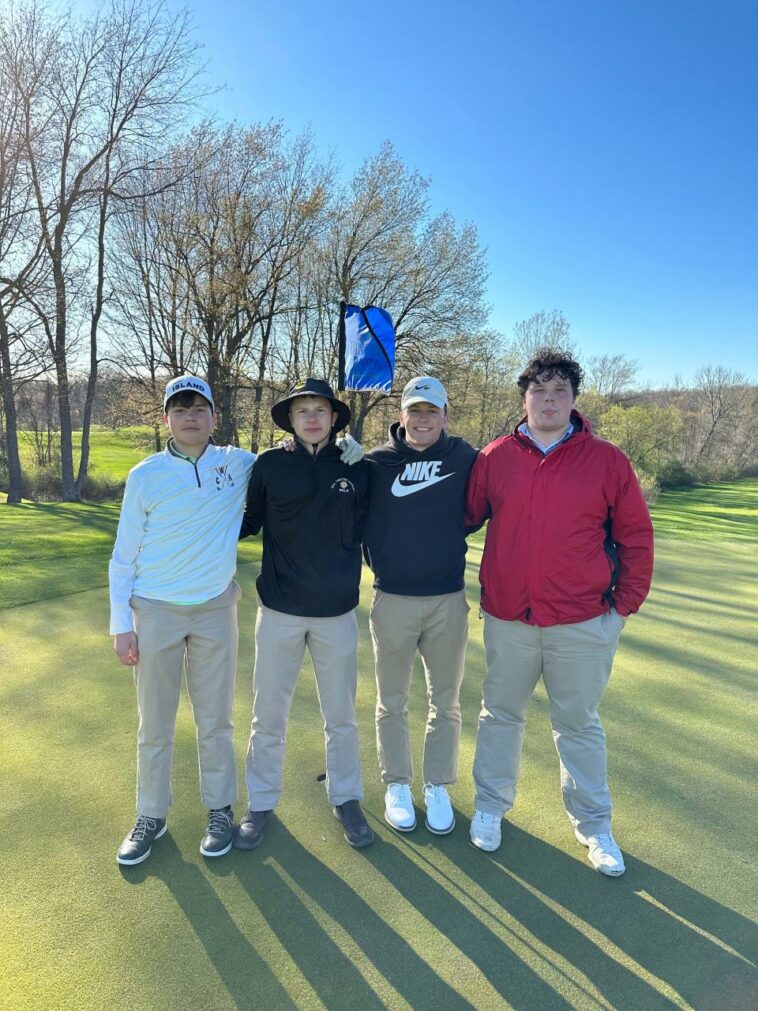 Los golfistas de Hillsdale Will Carleton Academy celebran haber ganado el campeonato de principios de temporada del CAC.  (En la foto): David Maier, Thomas Maier, Will Thielen y Tyler Slade.