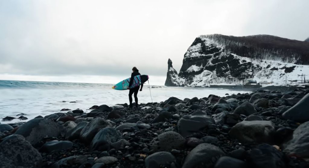 SURF EN UNA TORMENTA DE NIEVE EN EL NORTE DE JAPÓN