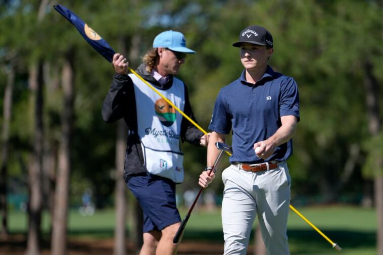 MYRTLE BEACH, CAROLINA DEL SUR - 11 DE MAYO: Blades Brown de los Estados Unidos sale del décimo green durante la tercera ronda del Myrtle Beach Classic en Dunes Golf & Beach Club el 11 de mayo de 2024 en Myrtle Beach, Carolina del Sur.  (Foto de Raj Mehta/Getty Images)