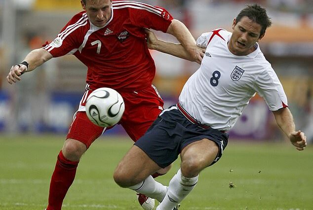 Chris Birchall aborda al inglés Frank Lampard mientras jugaba para Trinidad y Tobago en su debut en la Copa del Mundo en 2006. Los Tres Leones vencieron a los Soca Warriors 2-0 en Nuremberg