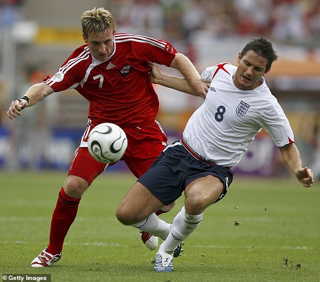 Chris Birchall aborda al inglés Frank Lampard mientras jugaba para Trinidad y Tobago en su debut en la Copa del Mundo en 2006. Los Tres Leones vencieron a los Soca Warriors 2-0 en Nuremberg