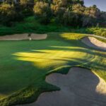 El pintoresco campo Omni La Costa North en Carlsbad, California, será la sede de los campeonatos de golf masculinos y femeninos de la NCAA para las temporadas 2024, 2025 y 2026 y quizás más allá.  Texas actúa como anfitrión oficial.