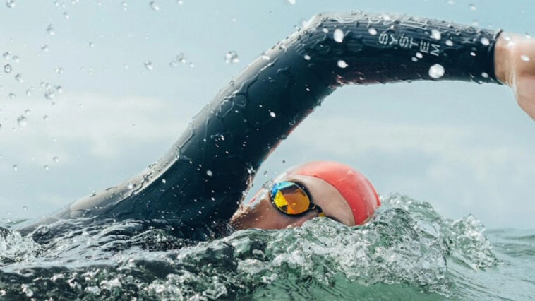 Natación en aguas abiertas con traje de neopreno Sumarpo.