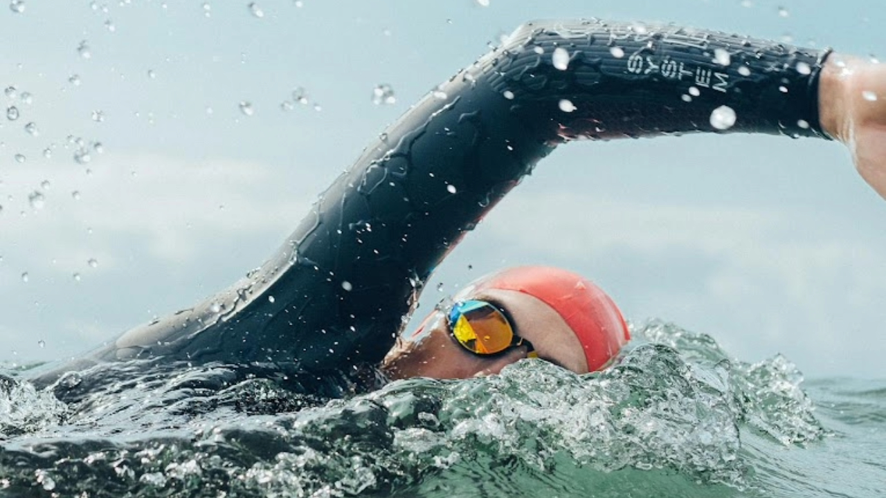 Natación en aguas abiertas con traje de neopreno Sumarpo.