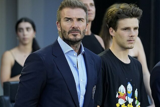 El copropietario del Inter Miami, David Beckham, estuvo acompañado por su hijo Cruz cuando su club perdió 3-1 ante el Atlanta United en el Chase Stadium de Fort Lauderdale el miércoles por la noche.