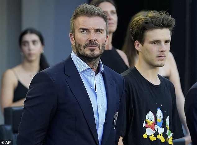 El copropietario del Inter Miami, David Beckham, estuvo acompañado por su hijo Cruz cuando su club perdió 3-1 ante el Atlanta United en el Chase Stadium de Fort Lauderdale el miércoles por la noche.