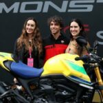Bianca Senna (BRA) CEO de Senna Brands (izquierda) y Enea Bastianini (ITA) Piloto de Ducati Moto GP (centro) - Ducati Monster Senna