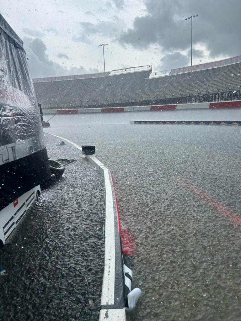 El North Wilkesboro Speedway se inunda durante la carrera All-Star de NASCAR