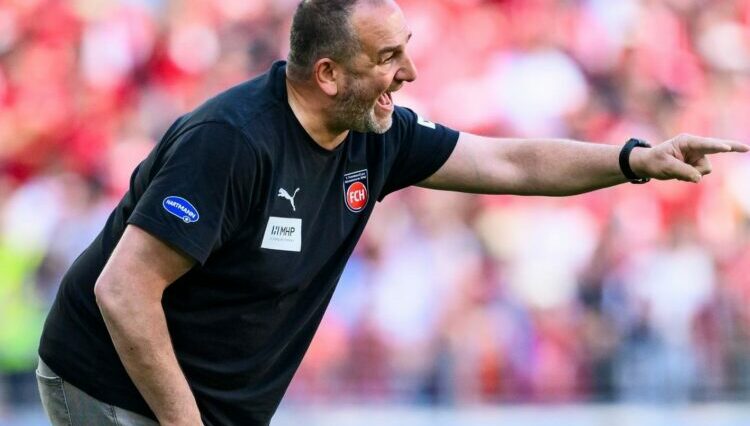 El entrenador de Heidenheim, Frank Schmidt, pasa el letztes Saisonspiel