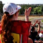 Charles Leclerc (MON) Ferrari SF-24 aplaudido por los aficionados en la tribuna.  18.05.2024.  Campeonato Mundial de Fórmula 1, Ronda 7, Gran Premio de Emilia Romagna, Imola, Italia, Día de Clasificación.  - www.xpbimages.com, correo electrónico: request@xpbimages.com © Copyright: Coates / XPB Images