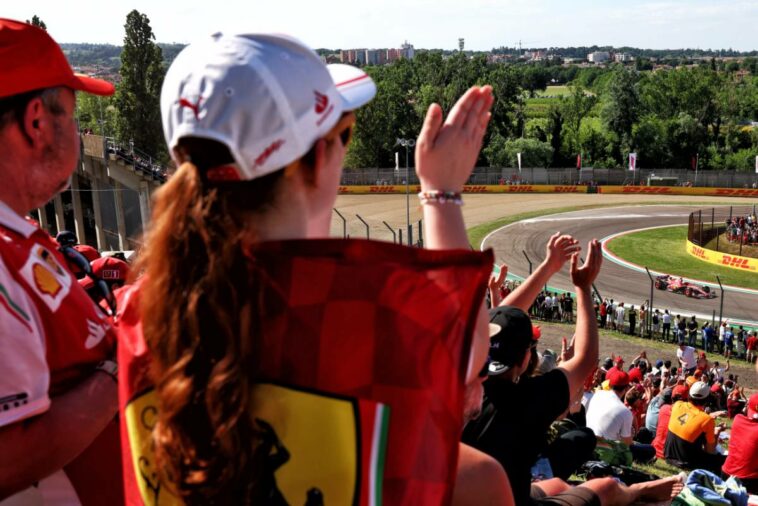 Charles Leclerc (MON) Ferrari SF-24 aplaudido por los aficionados en la tribuna.  18.05.2024.  Campeonato Mundial de Fórmula 1, Ronda 7, Gran Premio de Emilia Romagna, Imola, Italia, Día de Clasificación.  - www.xpbimages.com, correo electrónico: request@xpbimages.com © Copyright: Coates / XPB Images