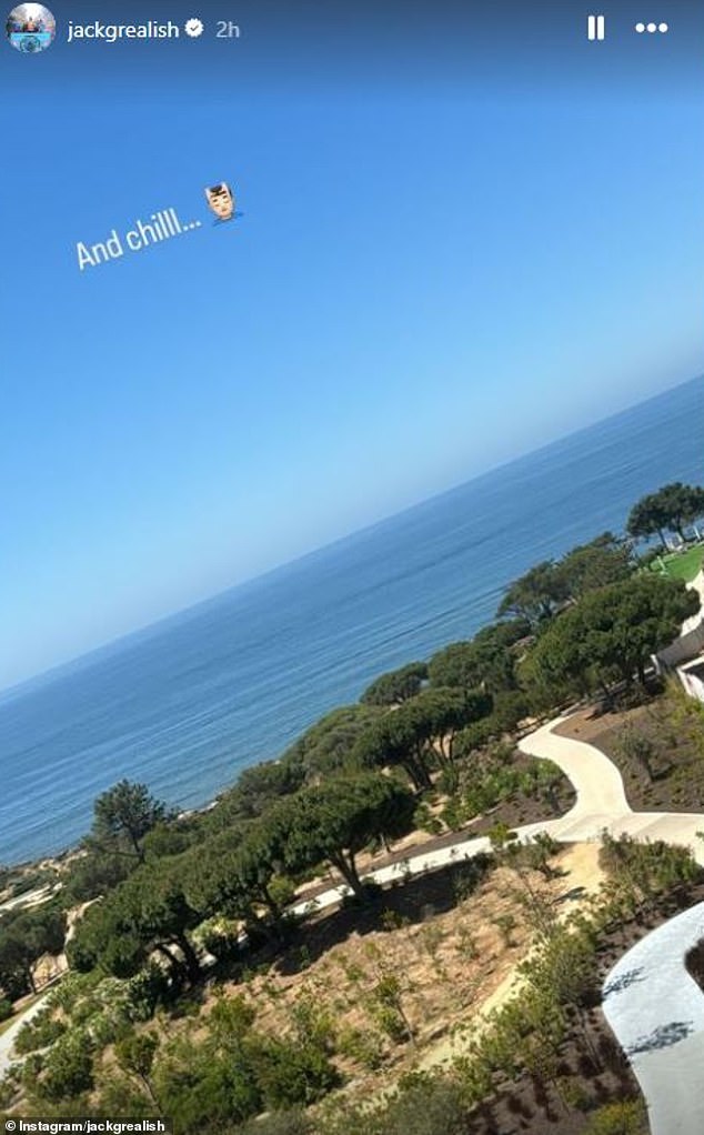 Jack Grealish se fue de vacaciones y recurrió a las redes sociales para mostrar una vista panorámica del océano, mientras parecía estar tomando el sol.